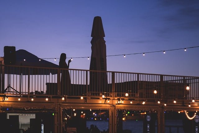 Soirées d’été féériques sur votre terrasse ou balcon : conseils pour un havre de paix parfumé
